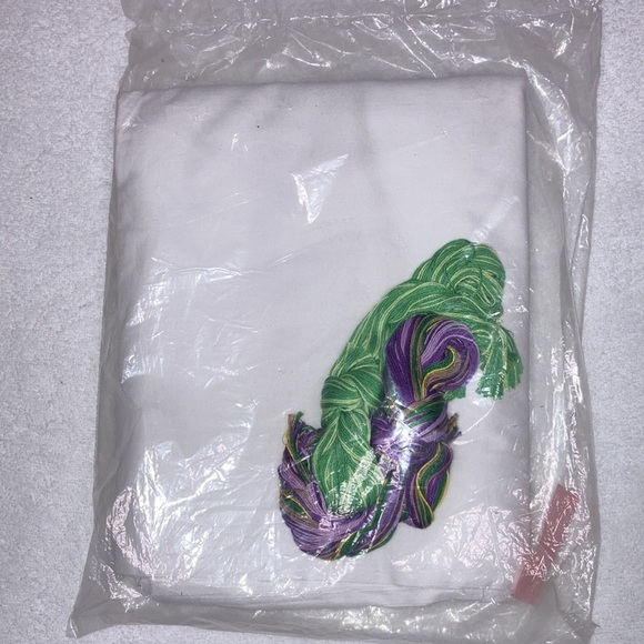 NWT vintage Mary maxim 92540 chair set 6 Ct. violets cross stitch kit - Picture 3 of 4